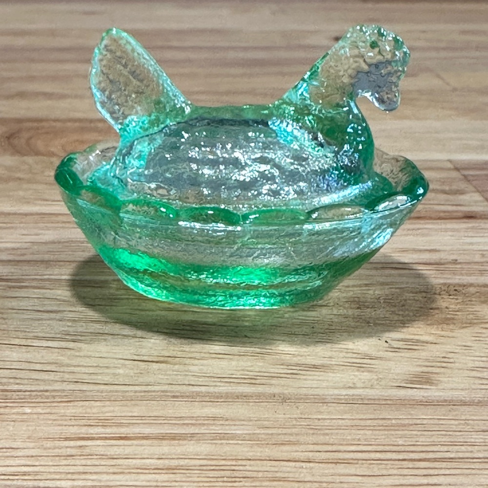 GREEN DEPRESSION STYLE GLASS MINI HEN ON NEST CHICKEN SALT DISH